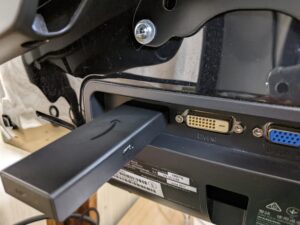 モニタのHDMI入力端子にFire TV Stick本体を直接接続した画像